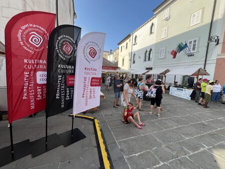 Praznik oljk, vina in rib. Obiskovalci na Manziolijevem trgu, obdanim s stojnicami (vir CKŠP).