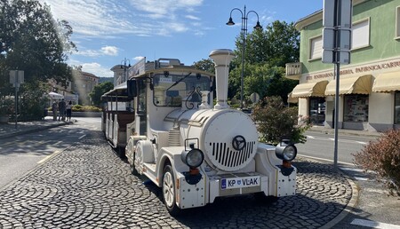 Turistični vlakec na Sončnem nabrežju, kjer začne svojo vožnjo.