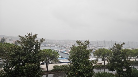 Nevihtni oblaki nad Izolo 