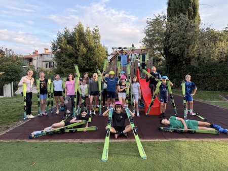 Predaja novih smuči osnovnošolcem